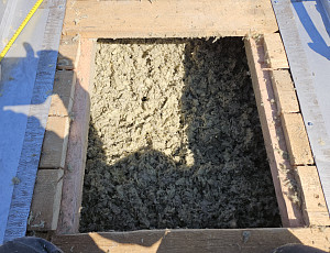 Zateplení stropu zděného rodinného domu pomocí foukané izolace